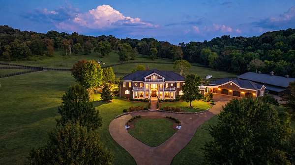 21.5 Acres of Land with Home for Sale in Franklin, Tennessee