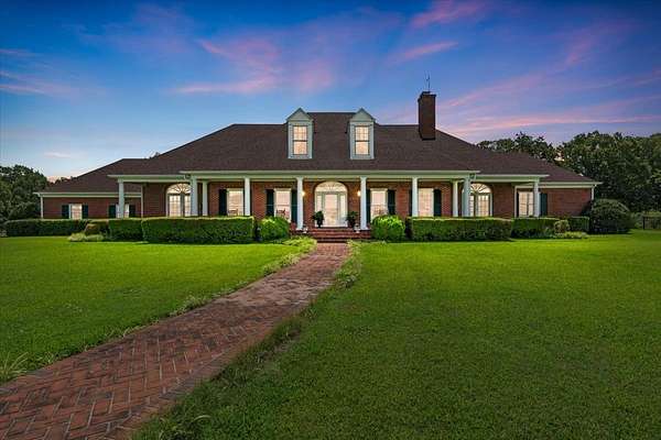 292 Acres of Land with Home for Sale in Paris, Texas
