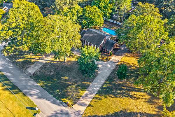 1.67 Acres of Land with Home for Sale in Clarksville, Tennessee