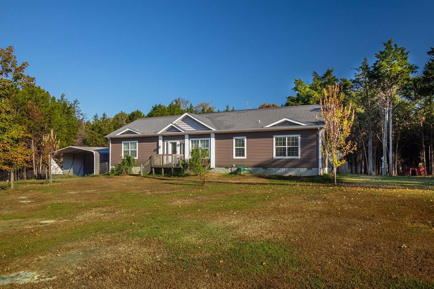 10 Acres of Land with Home for Sale in Columbia, Tennessee
