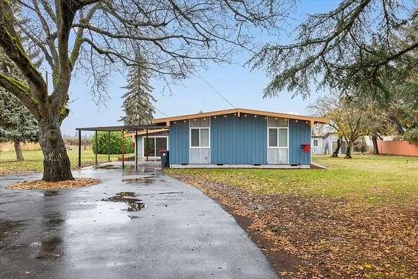 2.8 Acres of Land with Home for Sale in Medford, Oregon