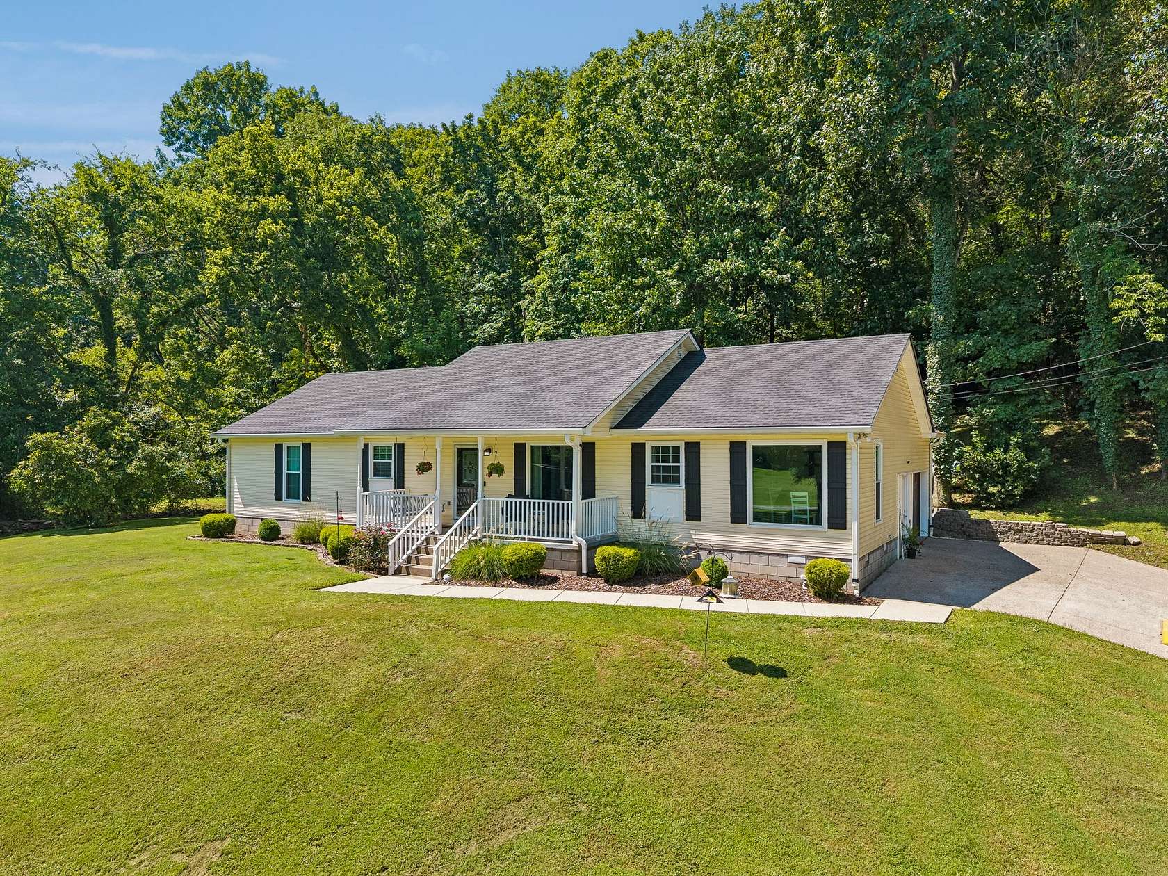 8.84 Acres of Land with Home for Sale in Brentwood, Tennessee