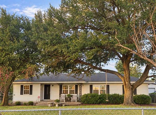 20 Acres of Agricultural Land with Home for Sale in Hubbard, Texas