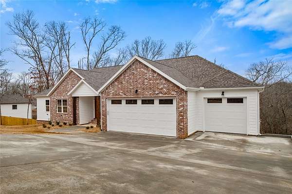 1.87 Acres of Land with Home for Lease in Pea Ridge, Arkansas