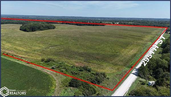 197 Acres of Land for Sale in Farmington, Iowa
