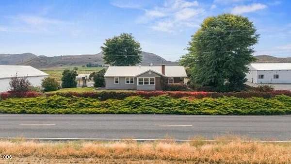 4 Acres of Land with Home for Sale in Klamath Falls, Oregon