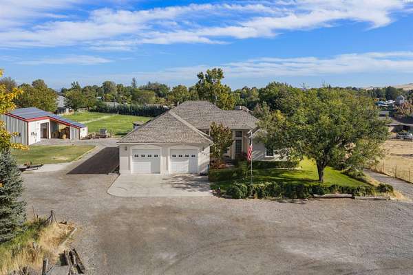 2.5 Acres of Land with Home for Sale in Kennewick, Washington