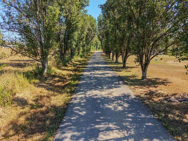 6 Acres of Residential Land for Sale in Leoma, Tennessee