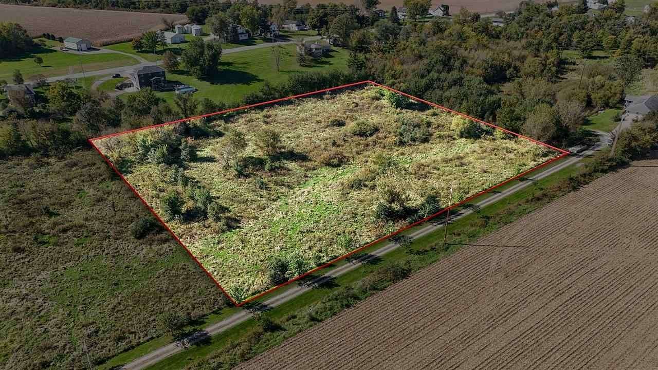 5 Acres of Residential Land for Sale in Alburnett, Iowa