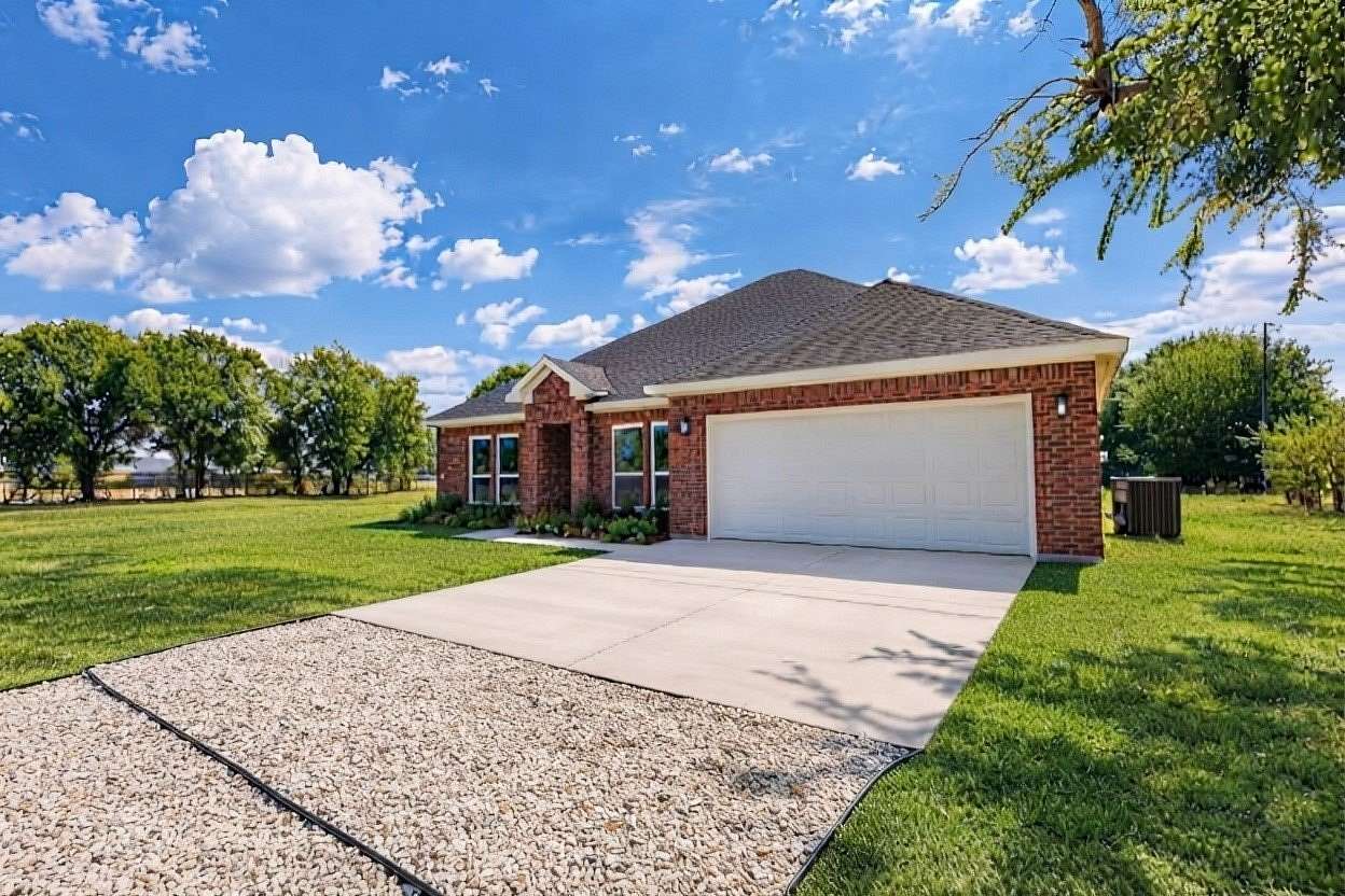 1.5 Acres of Land with Home for Sale in Farmersville, Texas