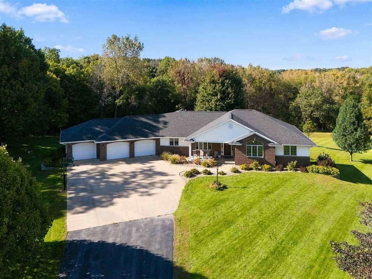 4 Acres of Land with Home for Sale in Anamosa, Iowa