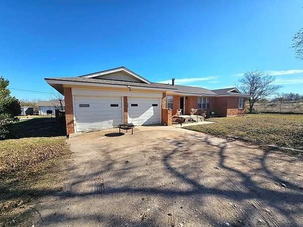 25 Acres of Land with Home for Sale in Sweetwater, Texas