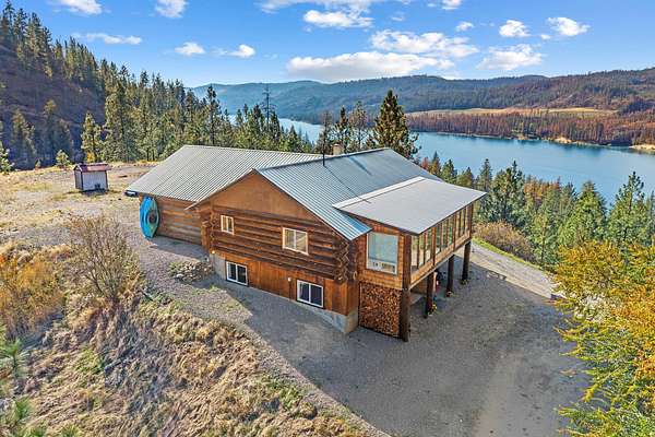 13.8 Acres of Land with Home for Sale in Gifford, Washington