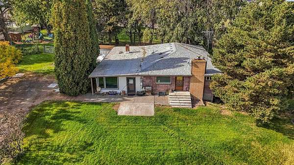 2.5 Acres of Land with Home for Sale in Kennewick, Washington