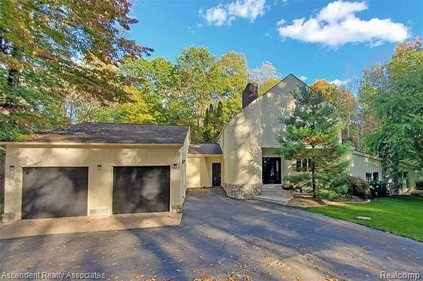 5 Acres of Land with Home for Sale in Oakland Charter Township, Michigan