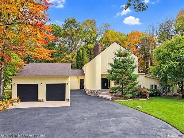 5 Acres of Land with Home for Sale in Oakland Charter Township, Michigan