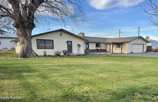3 Acres of Land with Home for Sale in Toppenish, Washington