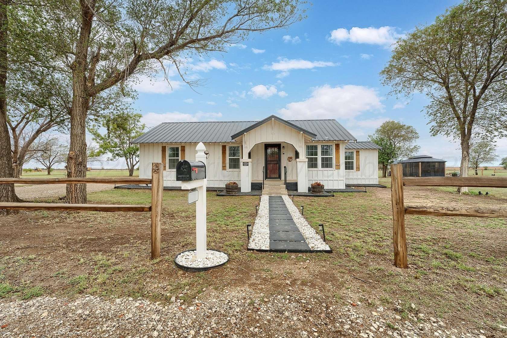 15.2 Acres of Land with Home for Sale in Clarendon, Texas