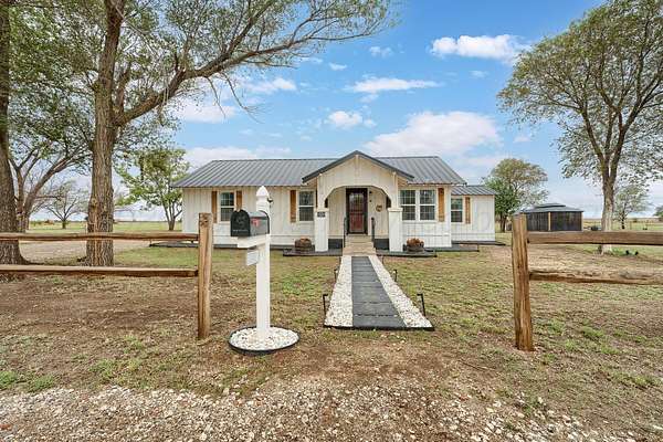 15.2 Acres of Land with Home for Sale in Clarendon, Texas