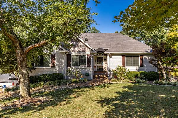 2.34 Acres of Land with Home for Sale in Hendersonville, Tennessee