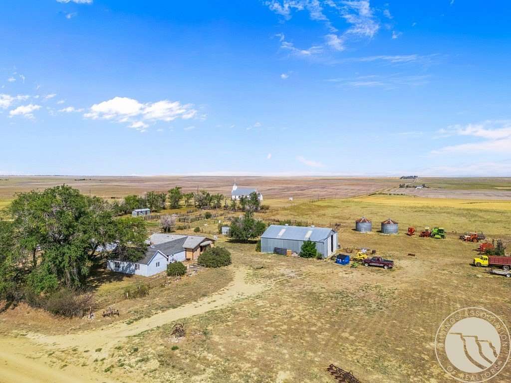 19 Acres of Land with Home for Sale in Broadview, Montana