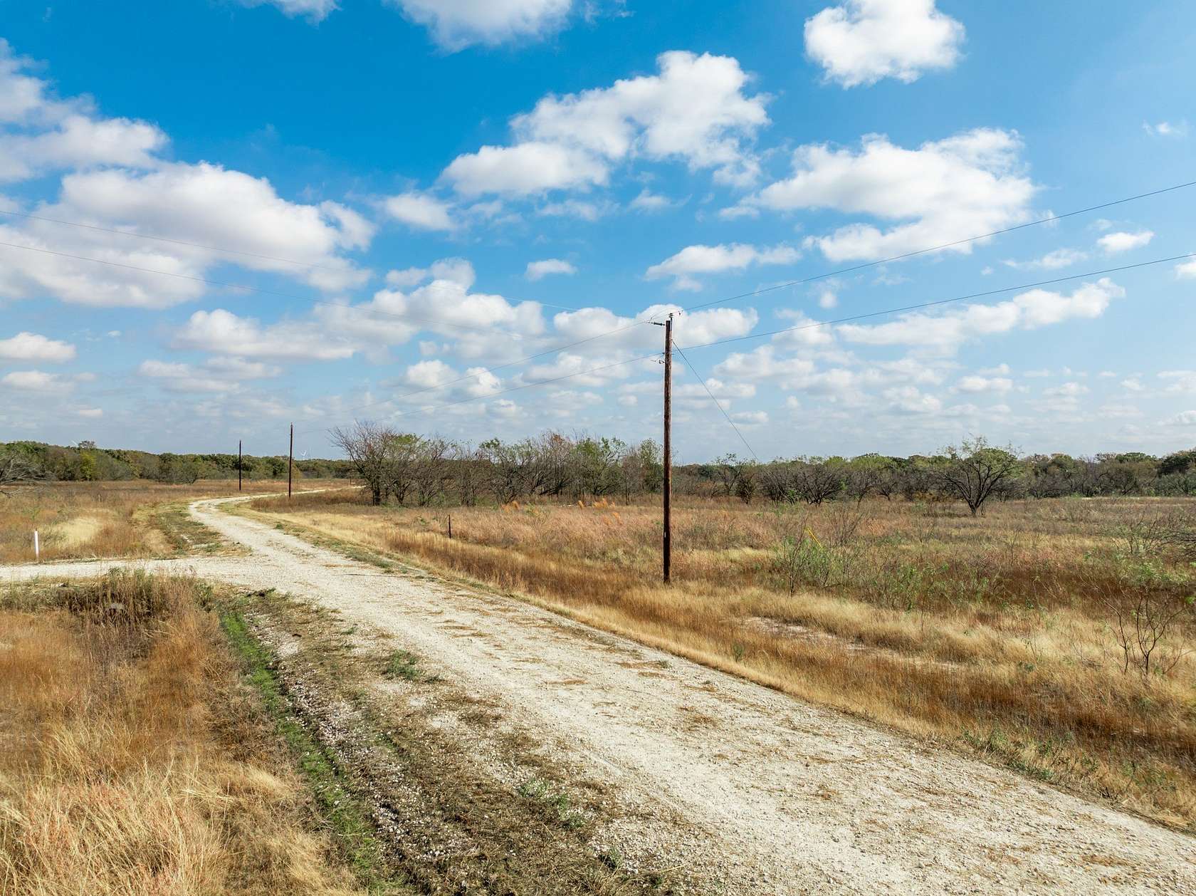 10 Acres of Land for Sale in Hubbard, Texas