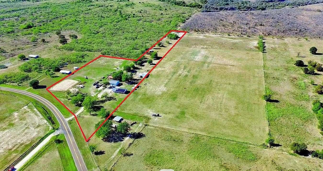 7.67 Acres of Land with Home for Sale in Dawson, Texas