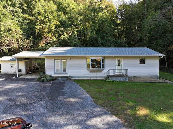 7 Acres of Land with Home for Sale in Midway, Tennessee