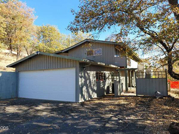 5 Acres of Land with Home for Sale in Medford, Oregon