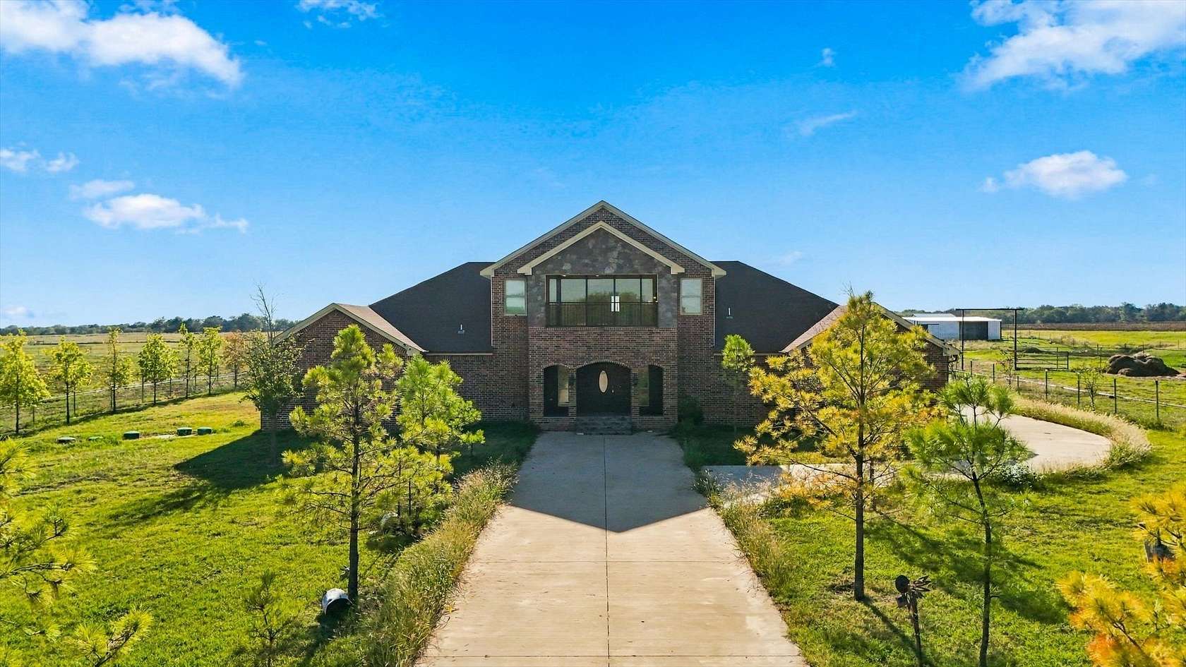 19.2 Acres of Land with Home for Sale in Hillsboro, Texas
