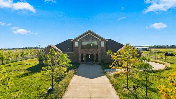 19.2 Acres of Land with Home for Sale in Hillsboro, Texas