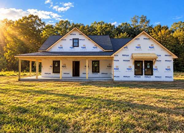 1.5 Acres of Land with Home for Sale in Dickson, Tennessee
