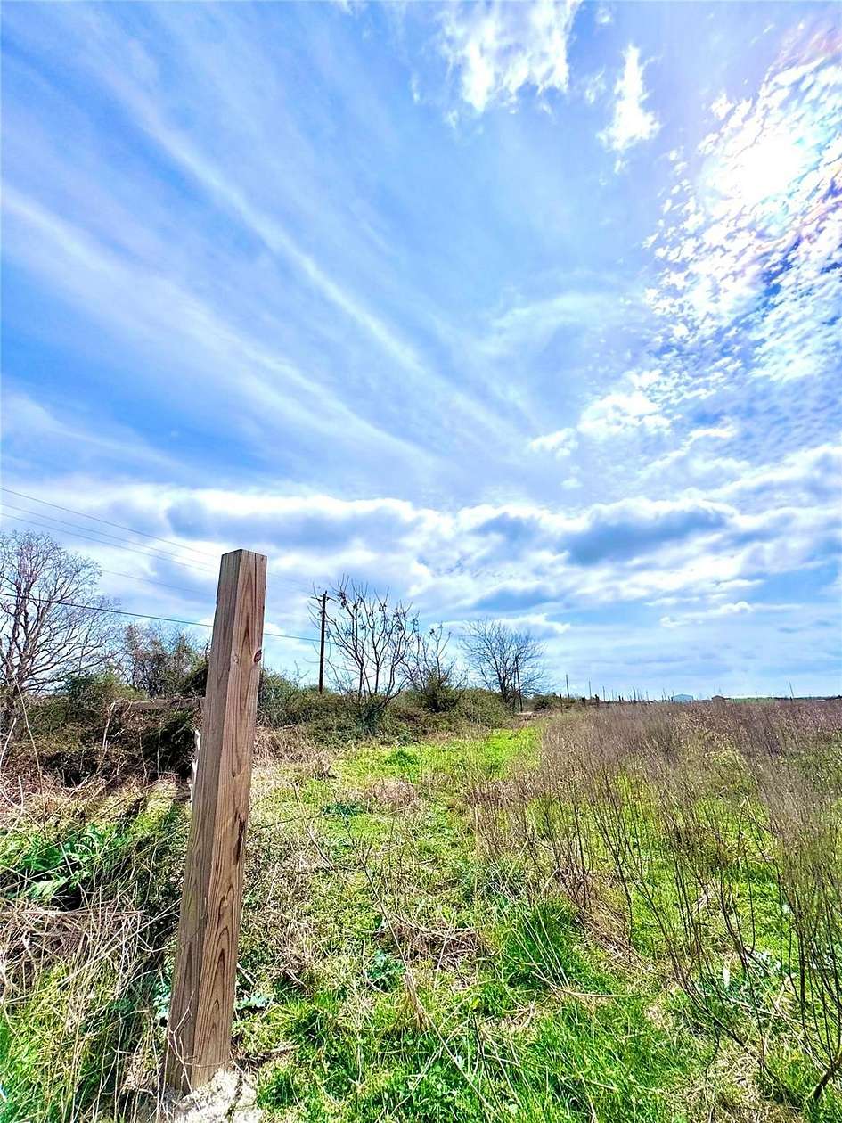 10.7 Acres of Land for Sale in Eagle Lake, Texas