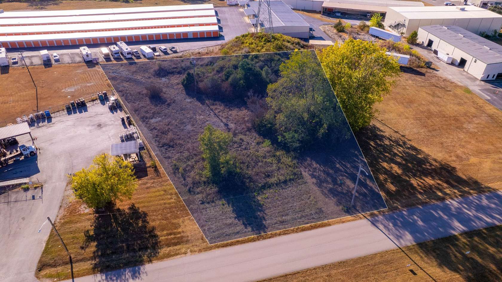 1.33 Acres of Mixed-Use Land for Auction in Columbia, Tennessee