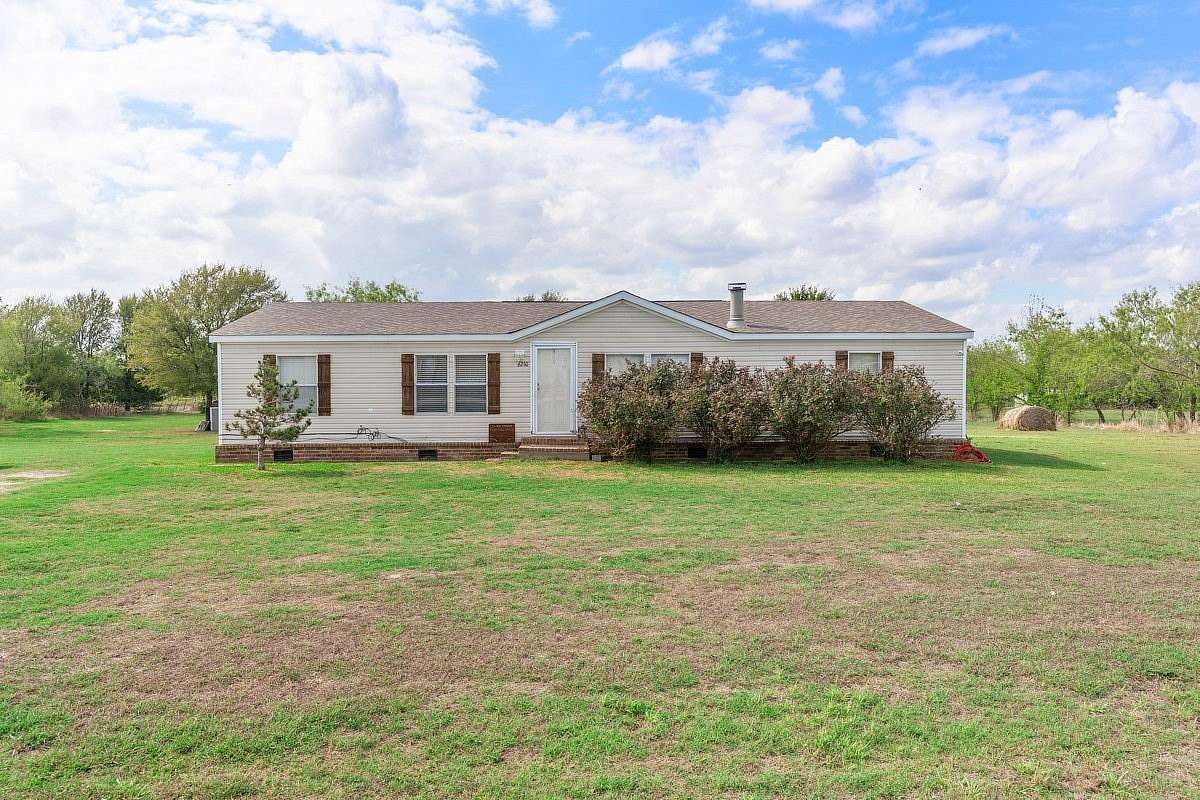 1.5 Acres of Land with Home for Sale in Kemp, Texas