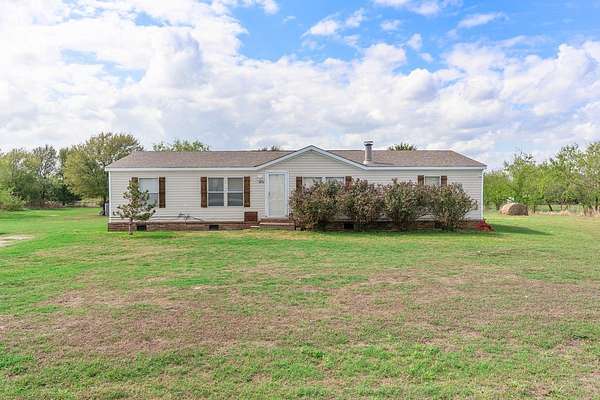 1.5 Acres of Land with Home for Sale in Kemp, Texas