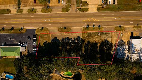 0.85 Acres of Mixed-Use Land for Sale in Tupelo, Mississippi