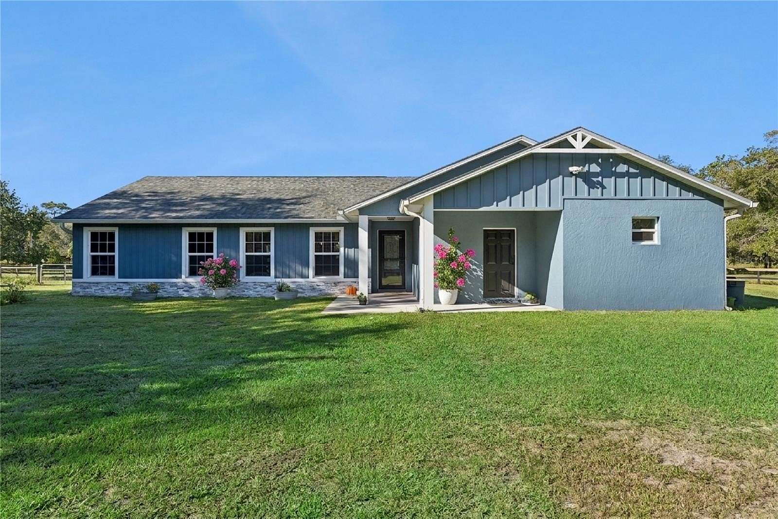5.6 Acres of Land with Home for Sale in Geneva, Florida