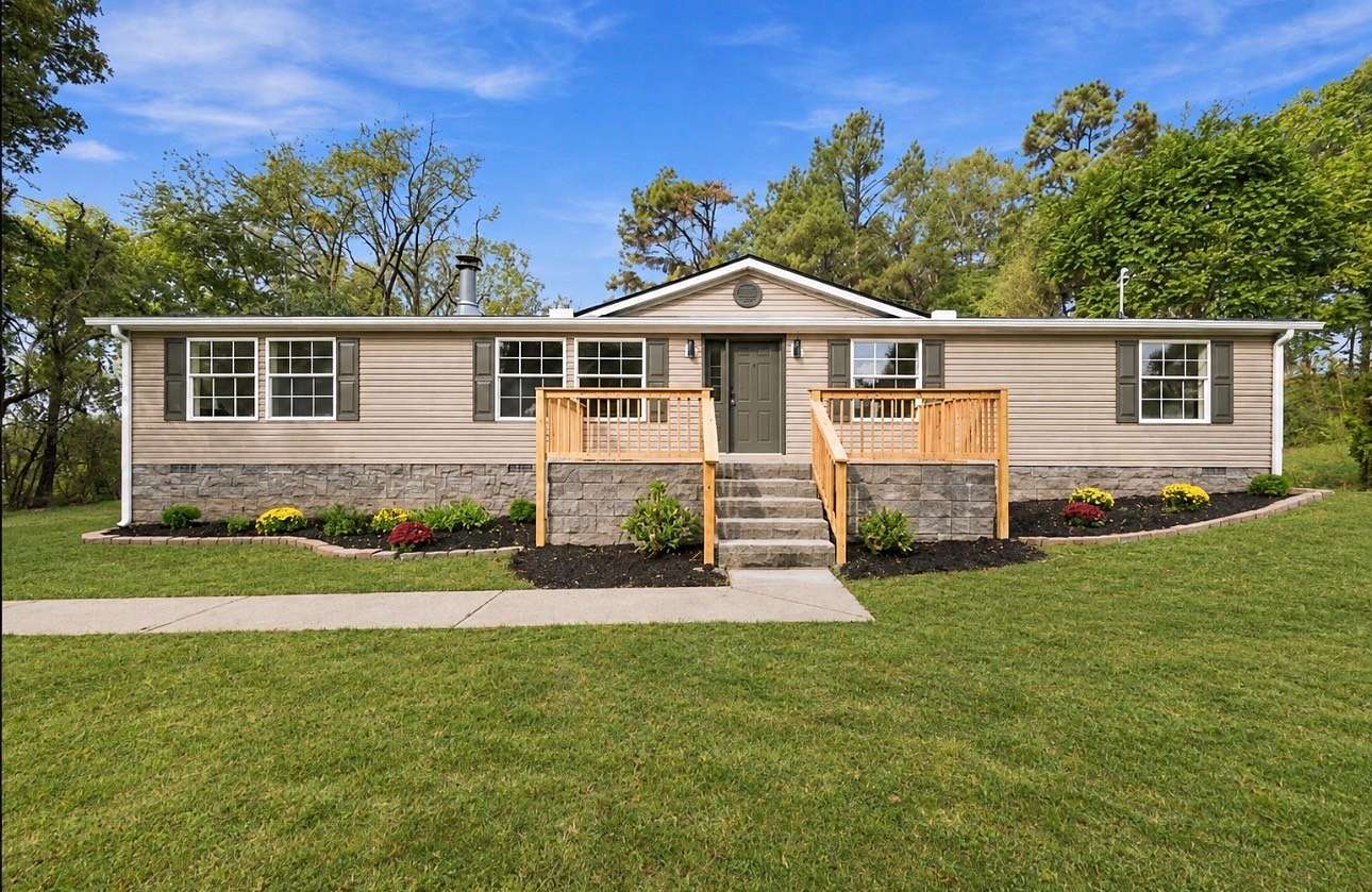 1.5 Acres of Land with Home for Sale in Bon Aqua, Tennessee