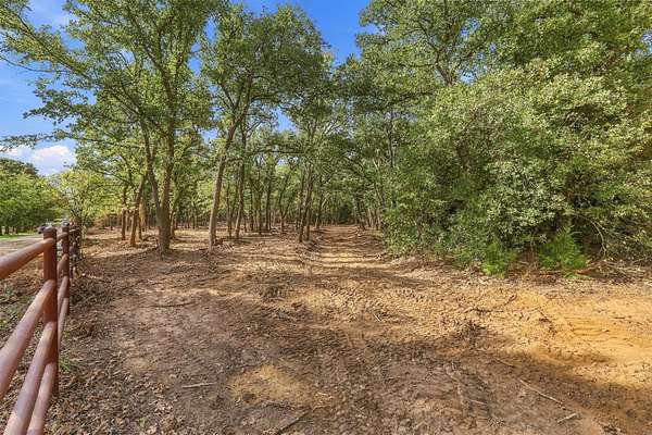 16.3 Acres of Recreational & Residential Land for Sale in Valley View, Texas