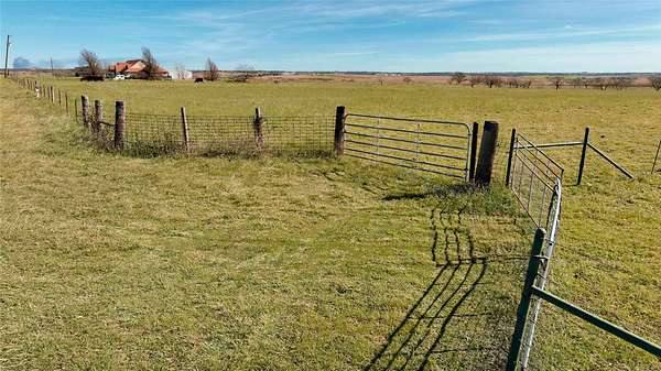 21.1 Acres of Agricultural Land for Sale in Hillsboro, Texas