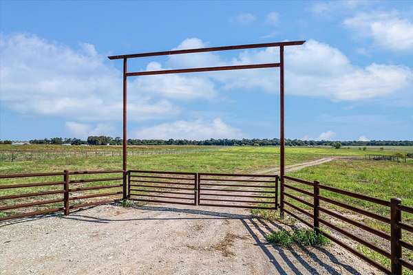 10 Acres of Agricultural Land for Sale in Granger, Texas