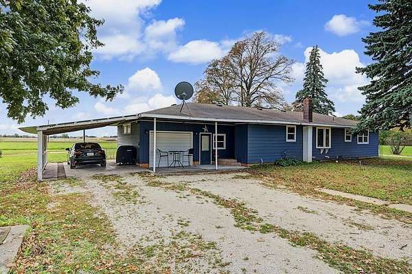 10 Acres of Land with Home for Sale in Fort Dodge, Iowa