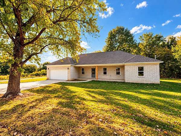 1.72 Acres of Land with Home for Sale in Burlison, Tennessee