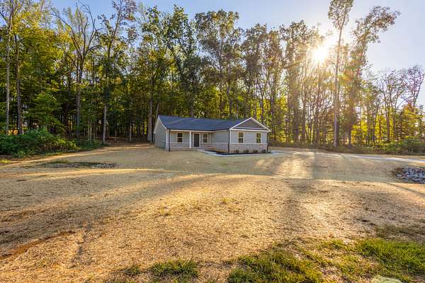 1.5 Acres of Land with Home for Sale in Dickson, Tennessee