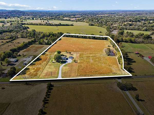 13.5 Acres of Land with Home for Sale in Lebanon, Tennessee