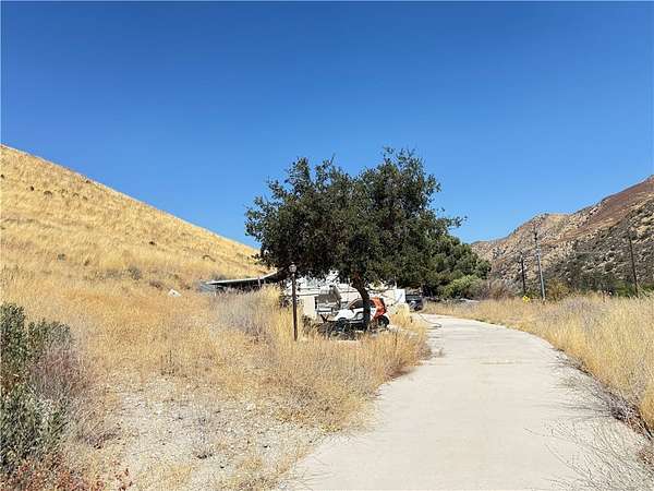 13.5 Acres of Land with Home for Sale in Agua Dulce, California
