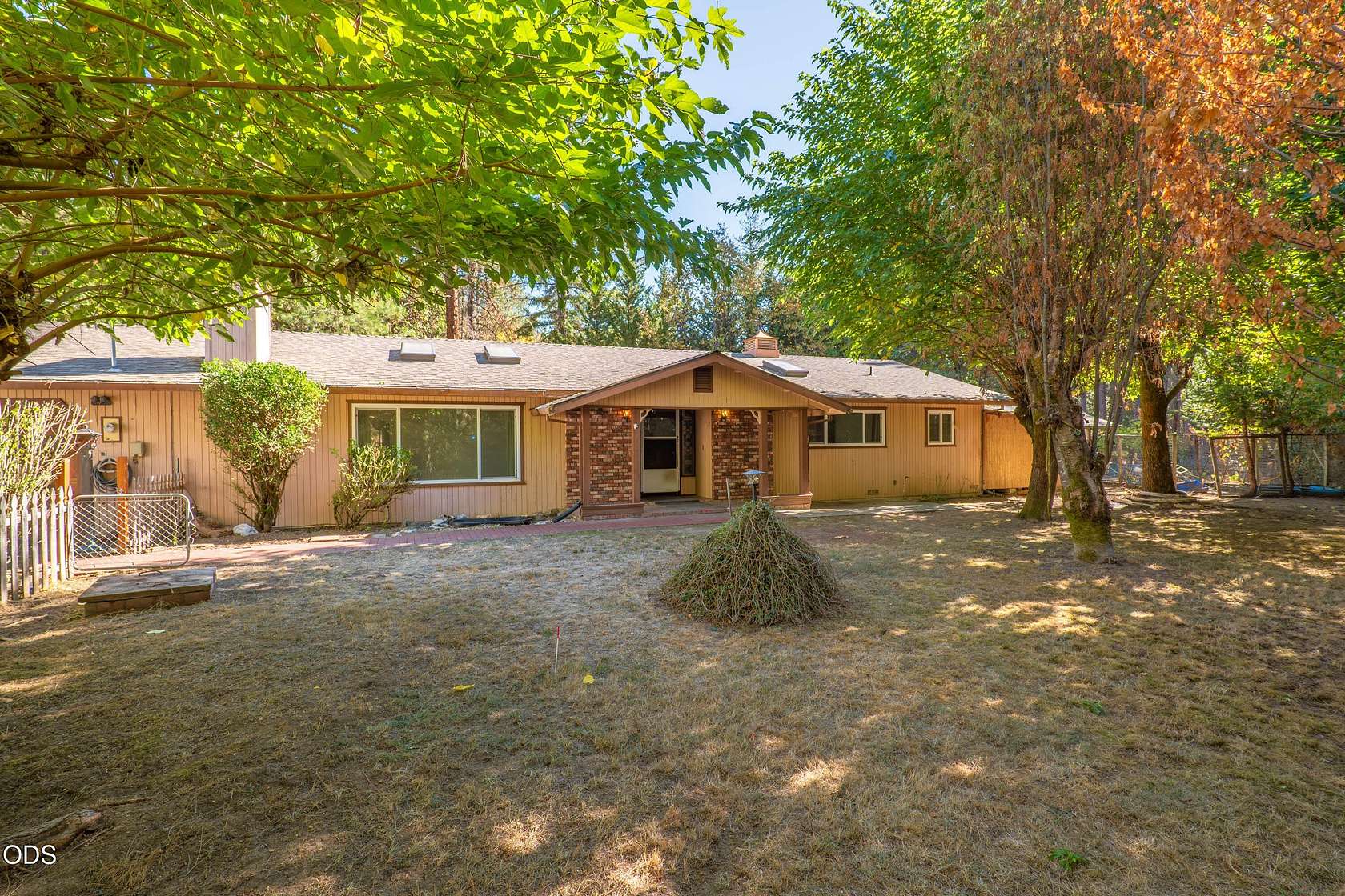2.52 Acres of Land with Home for Sale in Grants Pass, Oregon