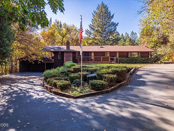 5.27 Acres of Land with Home for Sale in Grants Pass, Oregon