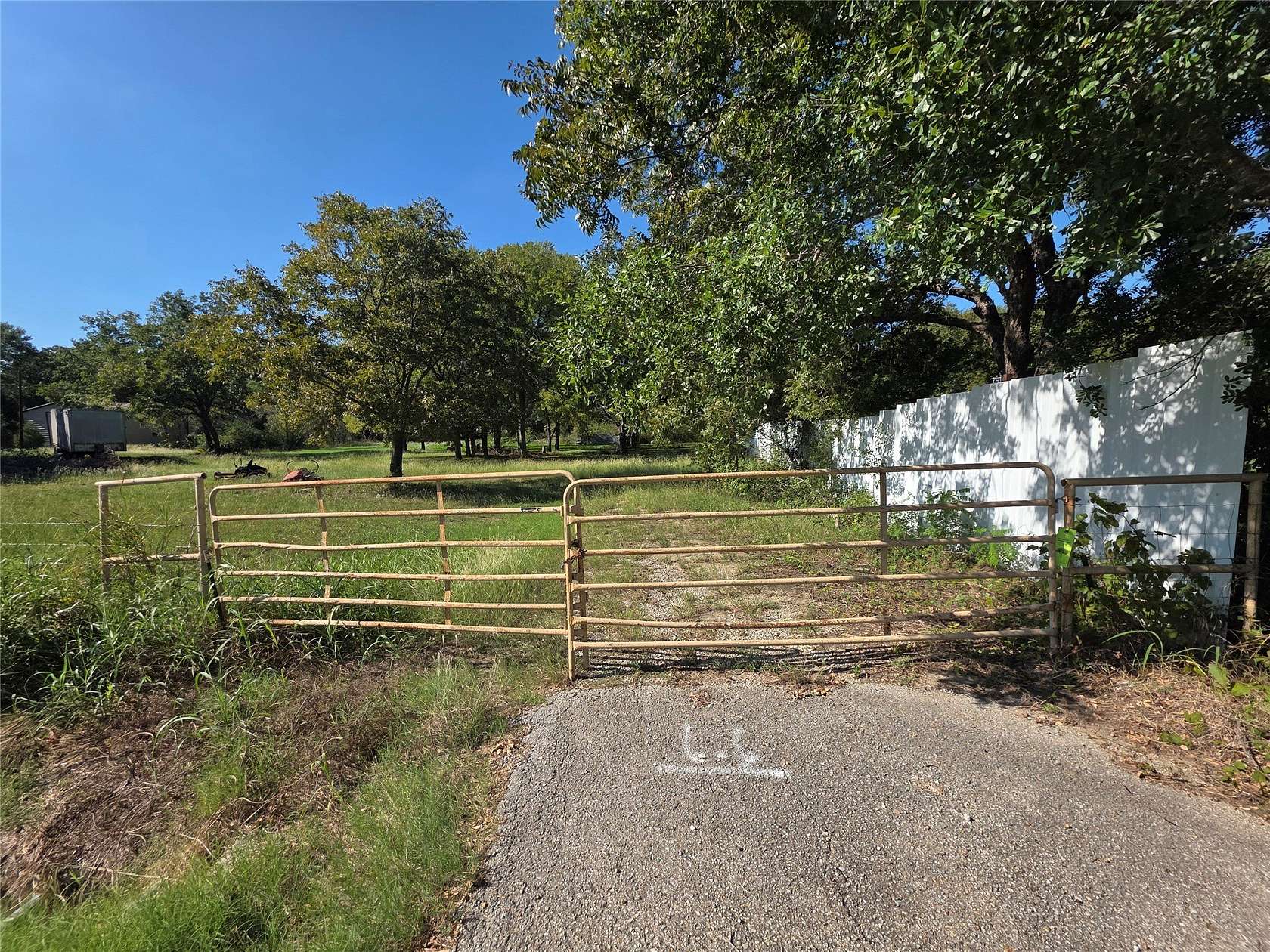 3.37 Acres of Mixed-Use Land for Sale in Dawson, Texas